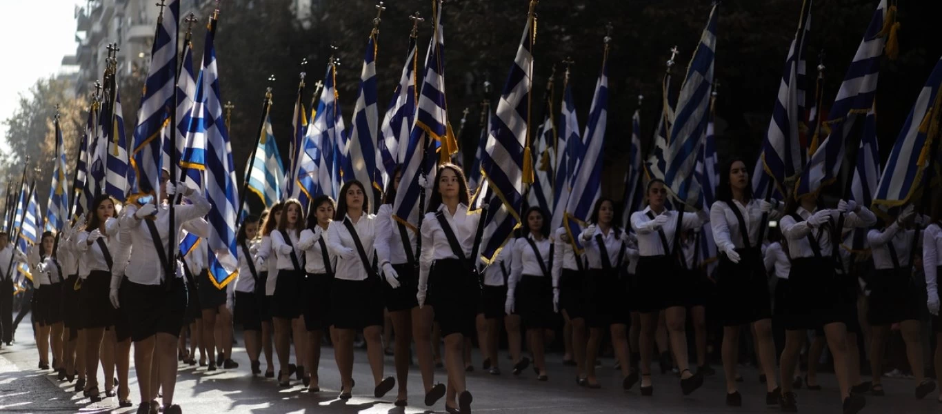 Πάτρα: Δυνάμεις ασφαλείας «σε συνεργασία» με ακροαριστερούς κουκουλοφόρους προσήγαγαν πολίτες που παρέλασαν (βίντεο)